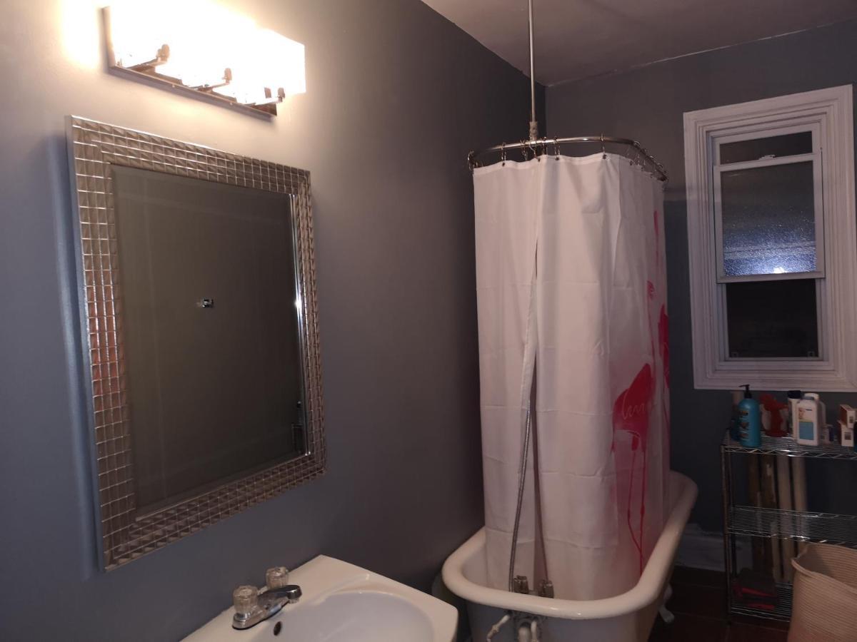 Room With King Bed In Shared 3 Bedroom Downtown Montréal Esterno foto