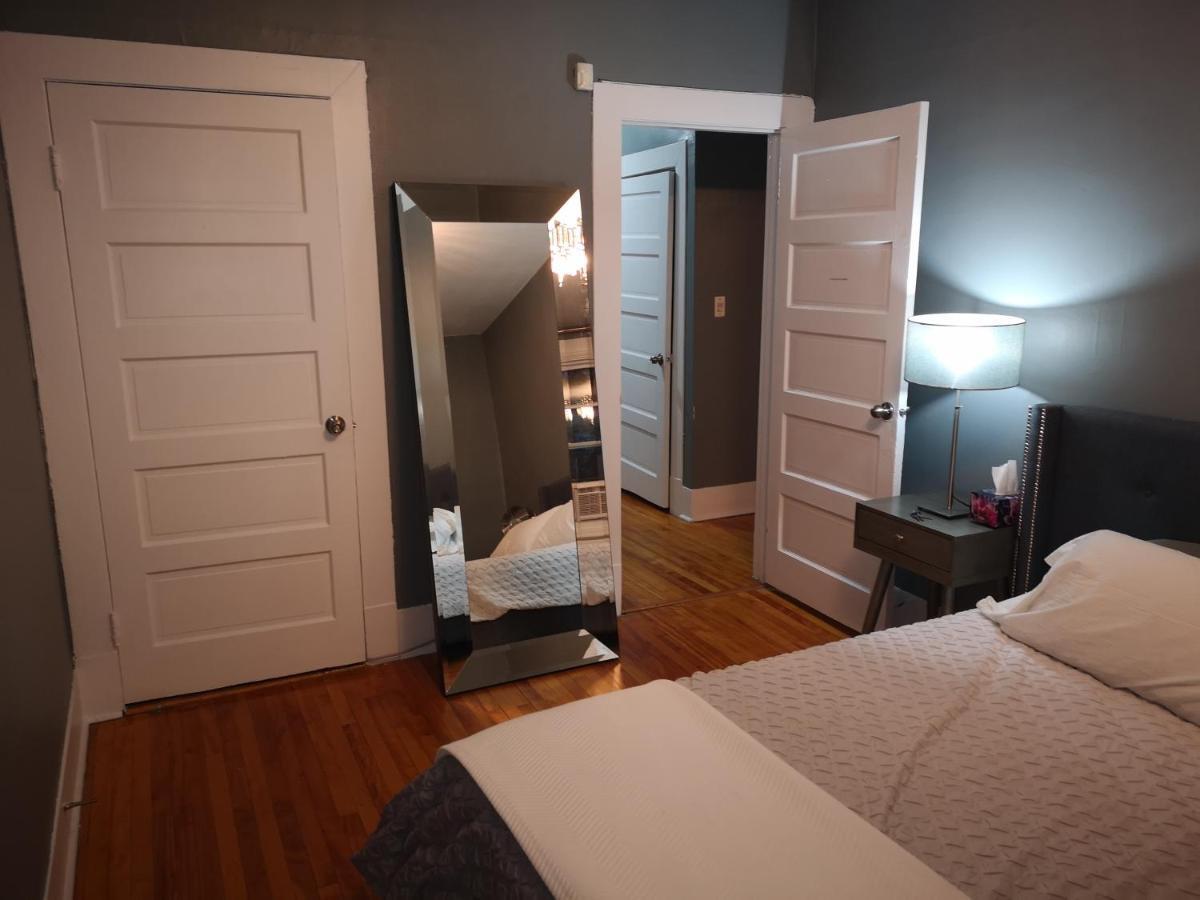Room With King Bed In Shared 3 Bedroom Downtown Montréal Esterno foto